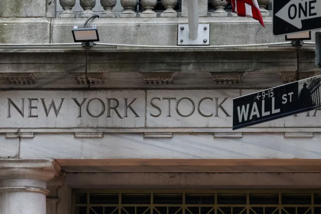 ニューヨーク証券取引所（NYSE）外壁のWall St標識｜米国市場