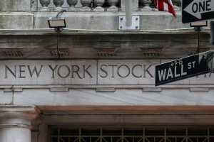 ニューヨーク証券取引所（NYSE）外壁のWall St標識｜米国市場