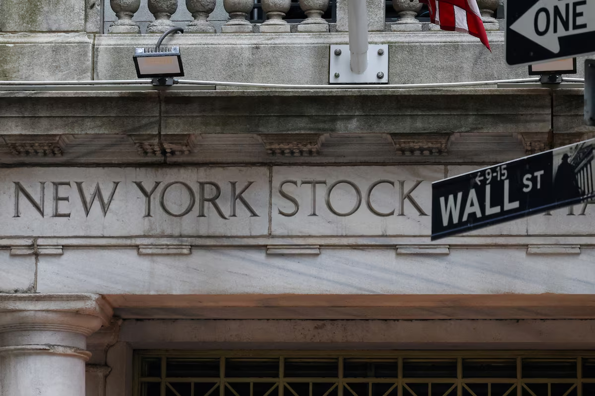 ニューヨーク証券取引所（NYSE）外壁のWall St標識｜米国市場
